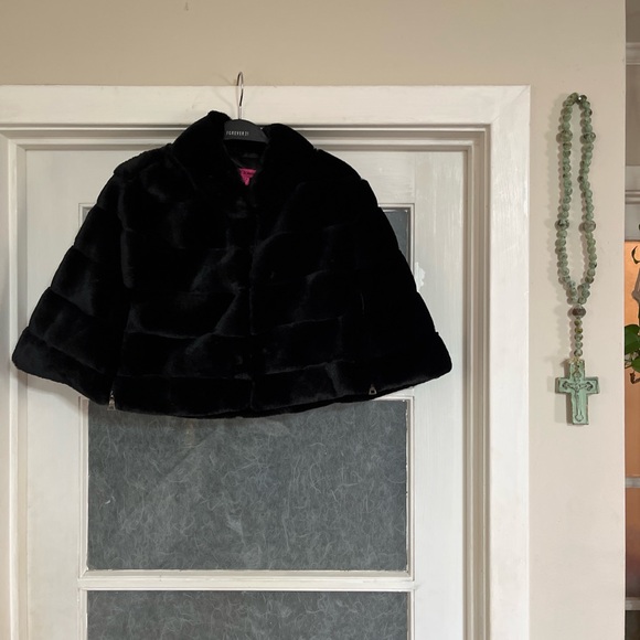 Betsey Johnson Black Faux Fur Cape - Picture 2 of 8